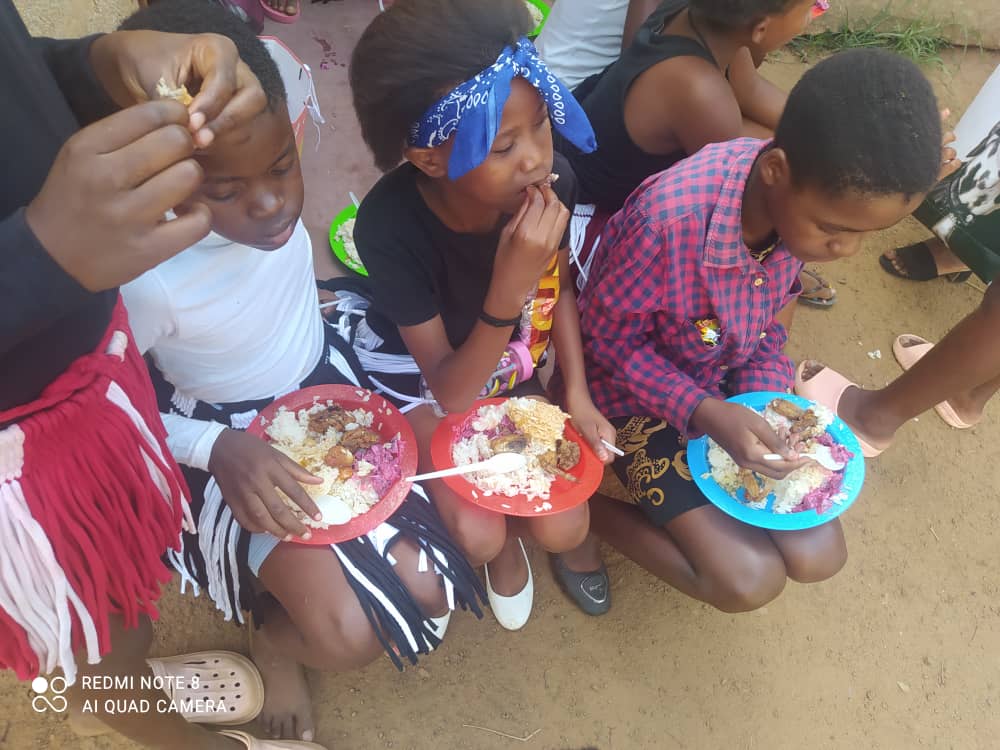 Crianças comendo - Missão na África -cemini.com.br